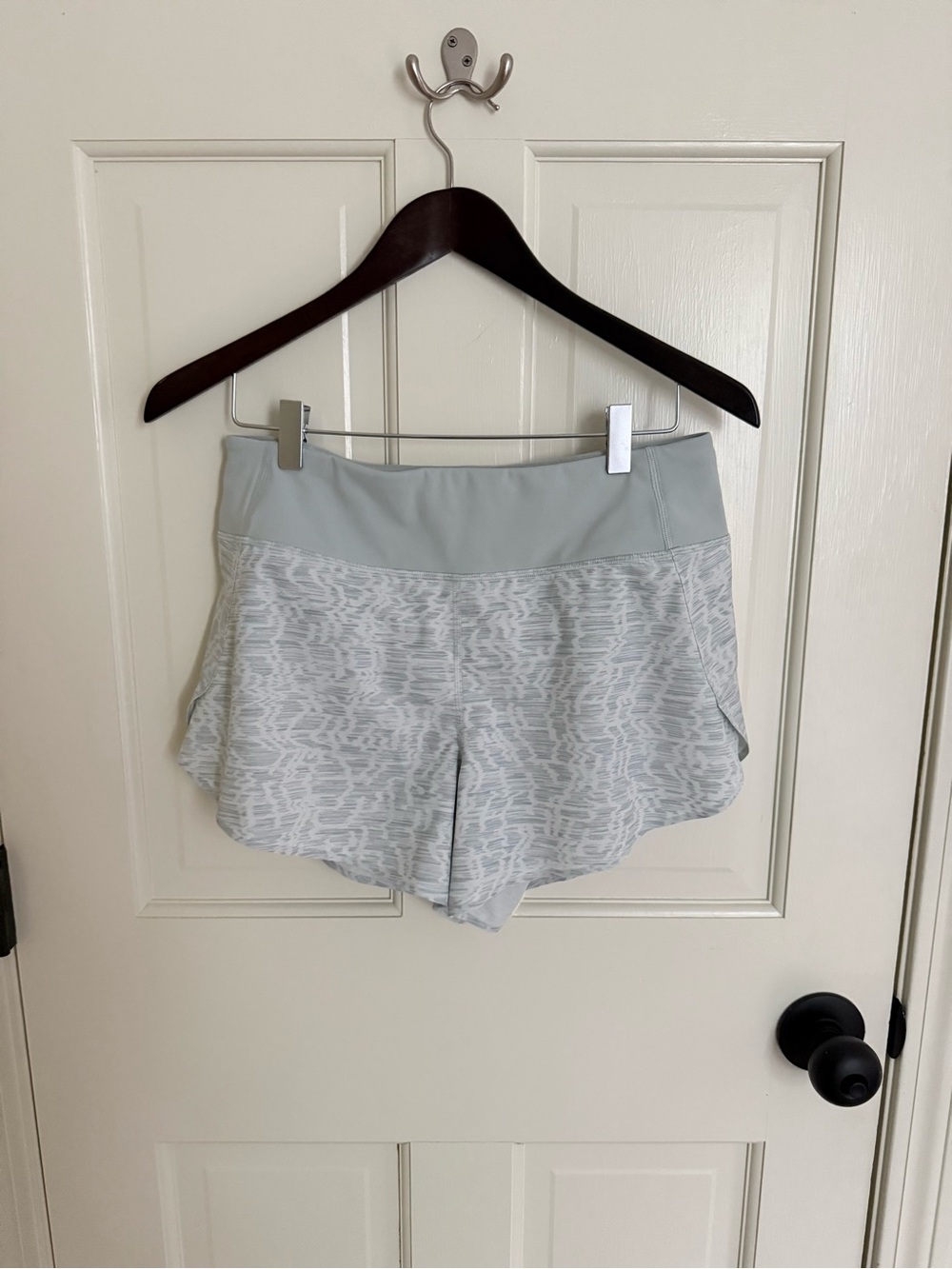 Athleta Light Gray Patterned Women’s Athletic/Running Shorts